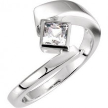 14KW 1/2 CTW Diamond Solitaire Engagement Ring. Size 7