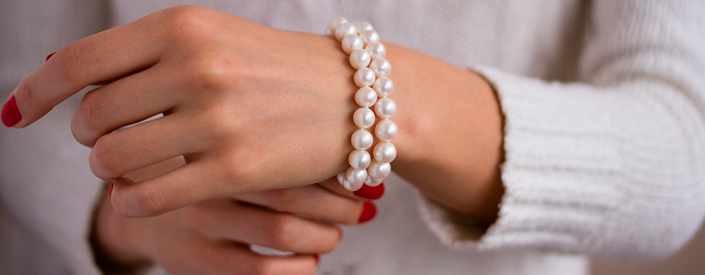 For those who appreciate a softer, more traditional aesthetic, pearl bracelets offer refined beauty and grace. These pieces feel especially fitting for romantic moments or formal occasions, but they can also enhance everyday style when paired with simpler looks.