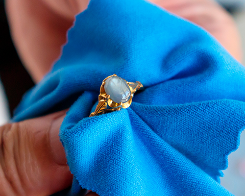 Using a Jewelry Polishing Cloth